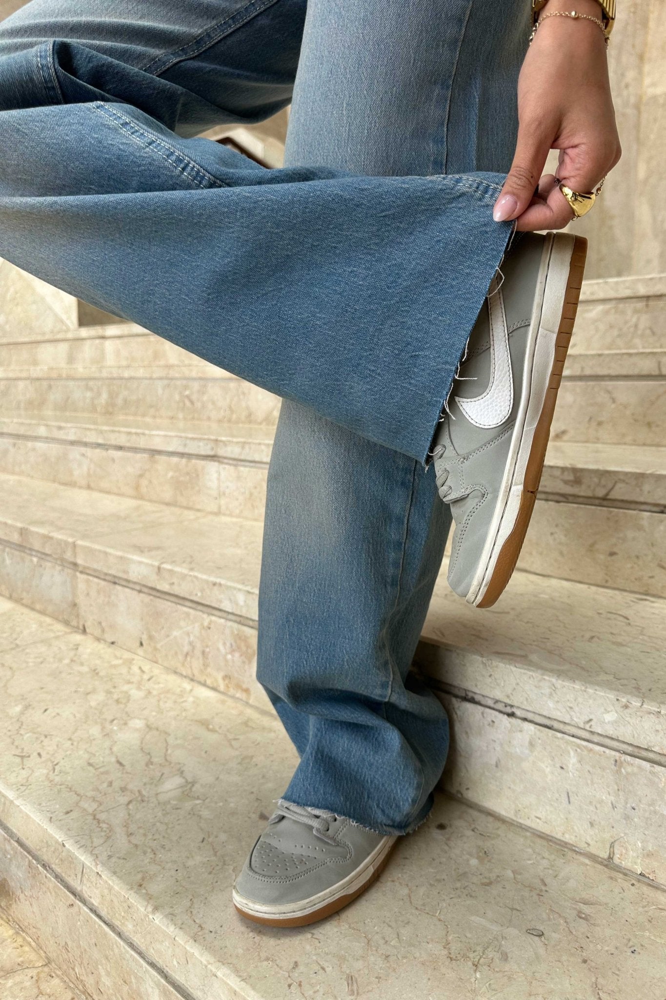 Ultra Comfort | Wide-Leg High-Waist Clay Medium Blue Raw Hem Washed Jeans. Wide-Leg CIZARO - Cizaro Jeans
