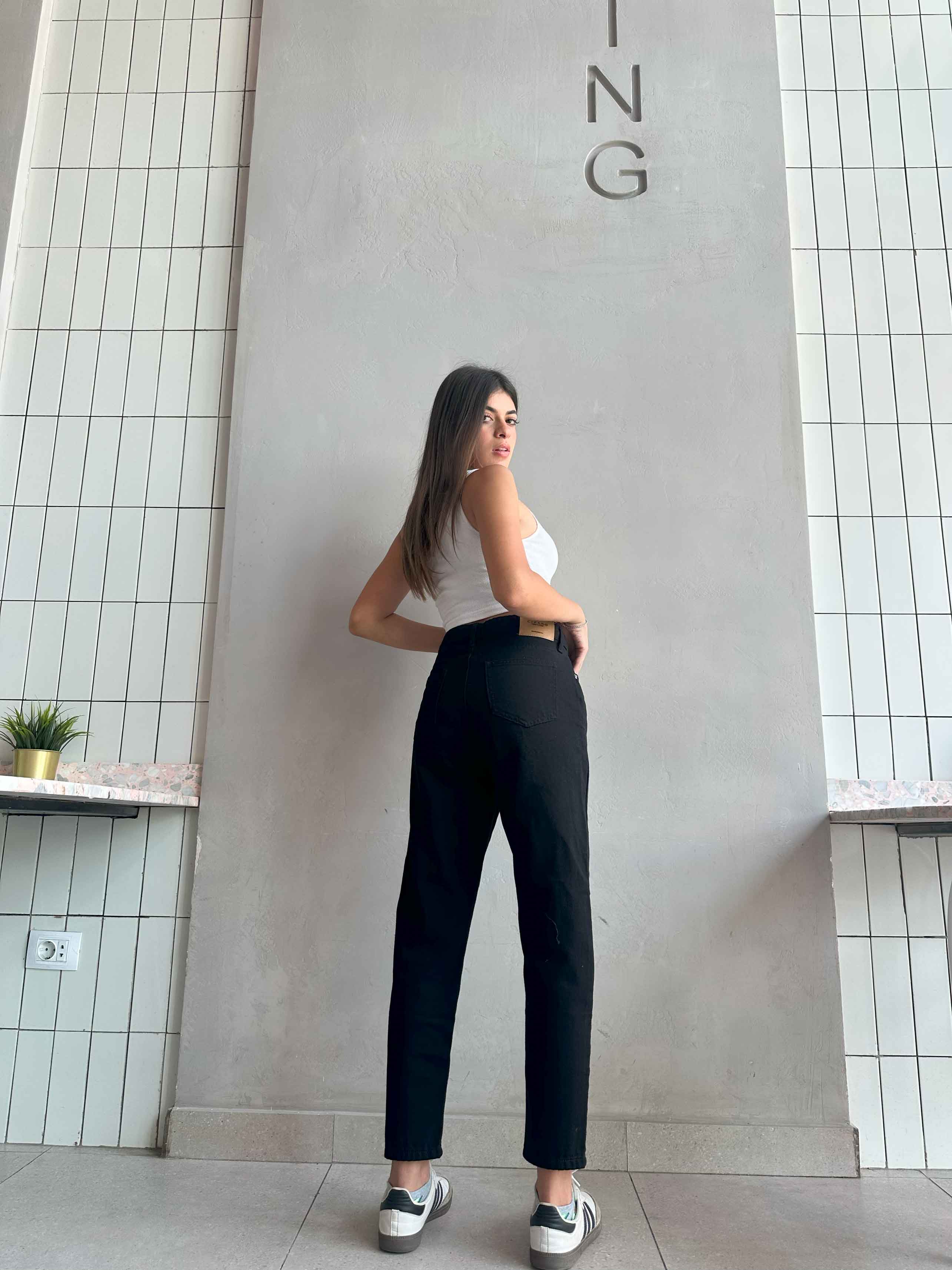 Mom-Fit - High-Waist Black. Mom-Fit CIZARO - Cizaro Jeans