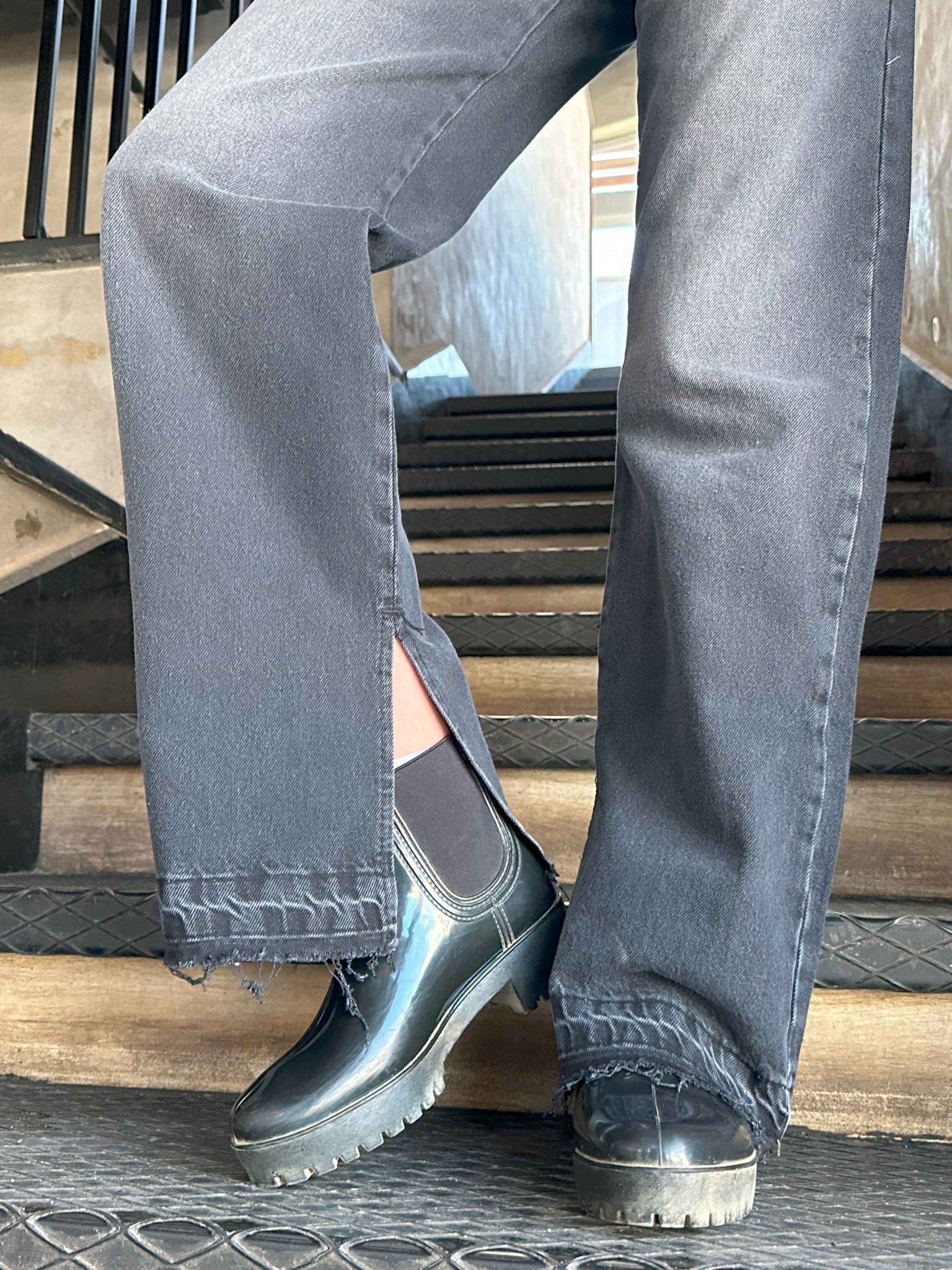 Straight Leg - Charcoal Black Split Hem Jeans. Straight-Leg CIZARO - Cizaro Jeans