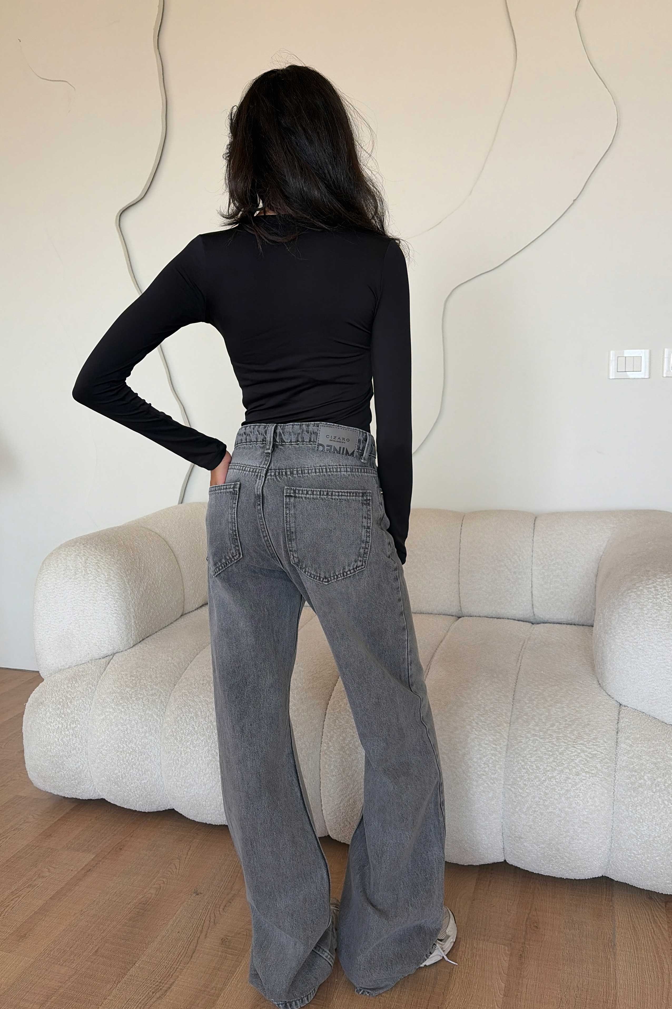 Straight – Mid Rise Mid Grey Washed Jeans