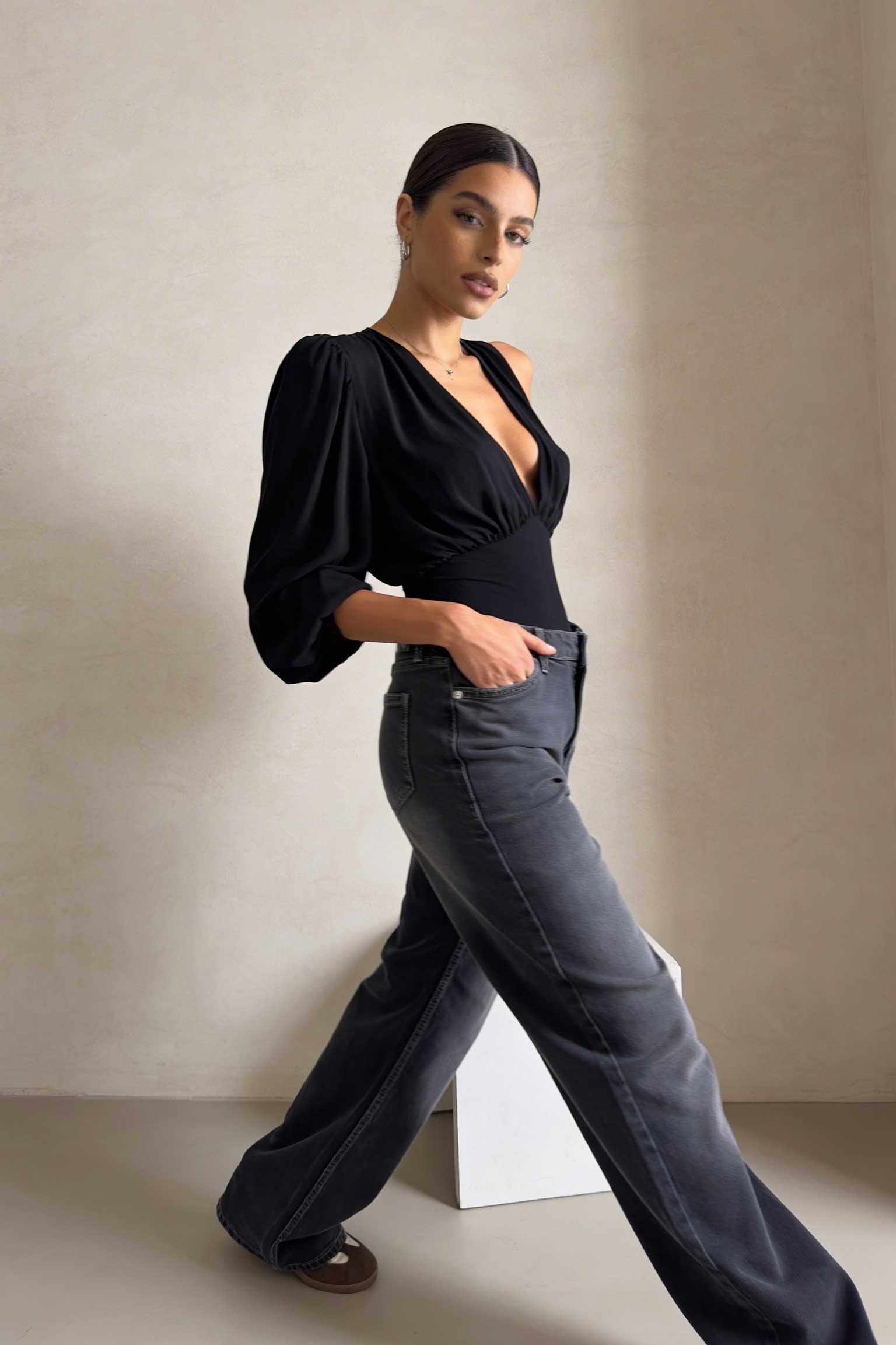 Wide-Leg – High-Waist Washed Black Jeans