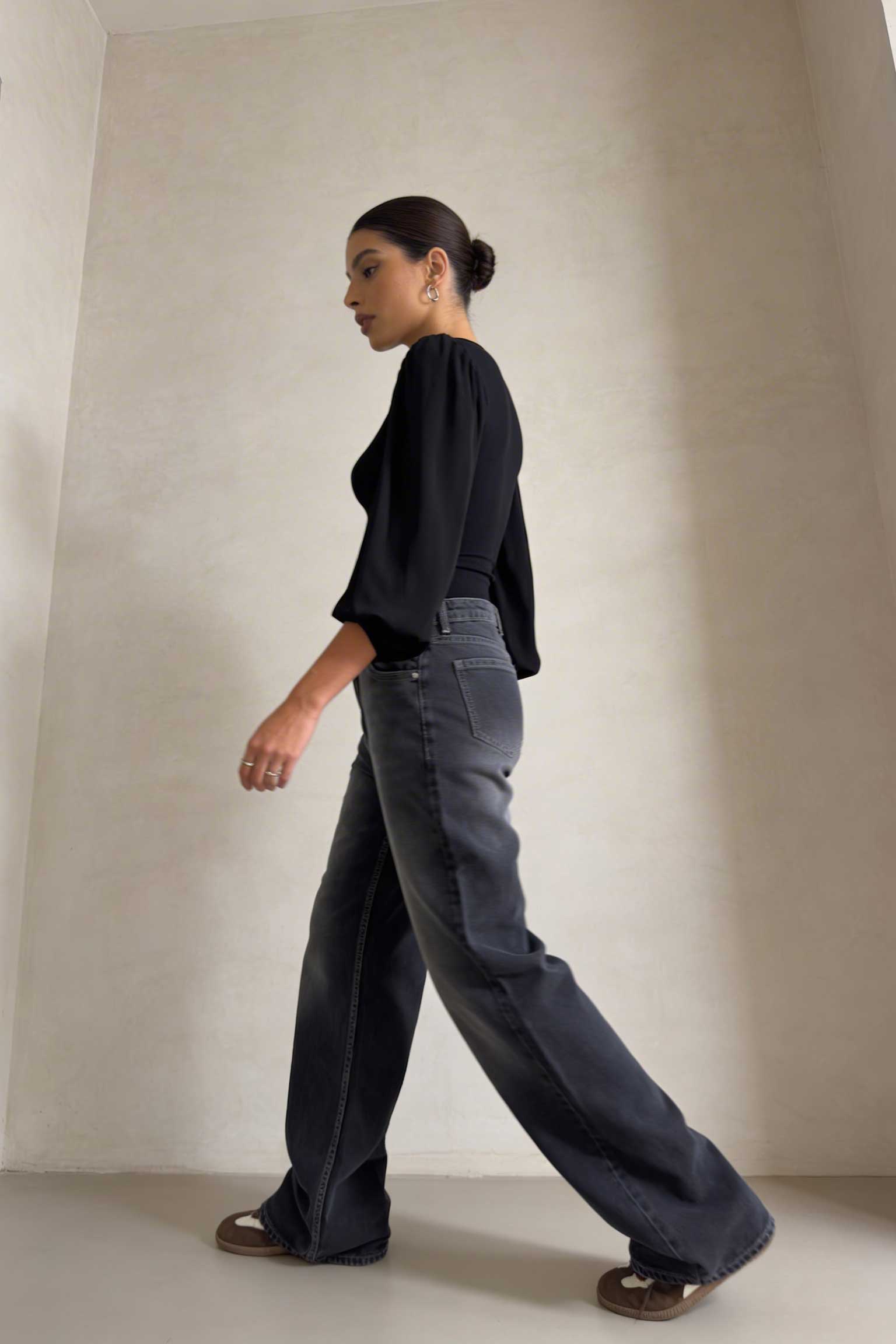 Wide-Leg – High-Waist Washed Black Jeans