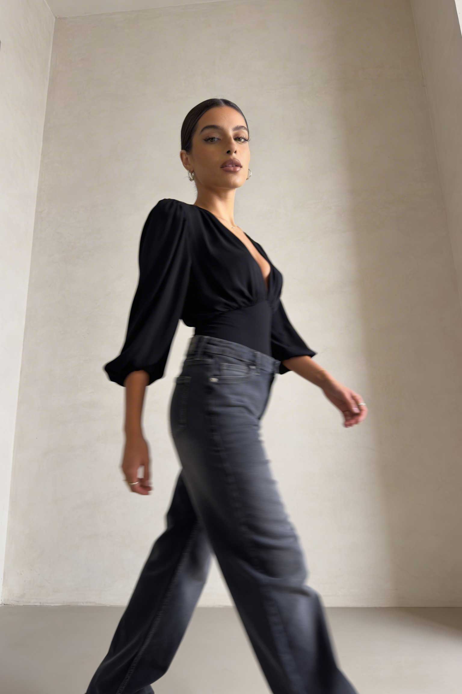 Wide-Leg – High-Waist Washed Black Jeans