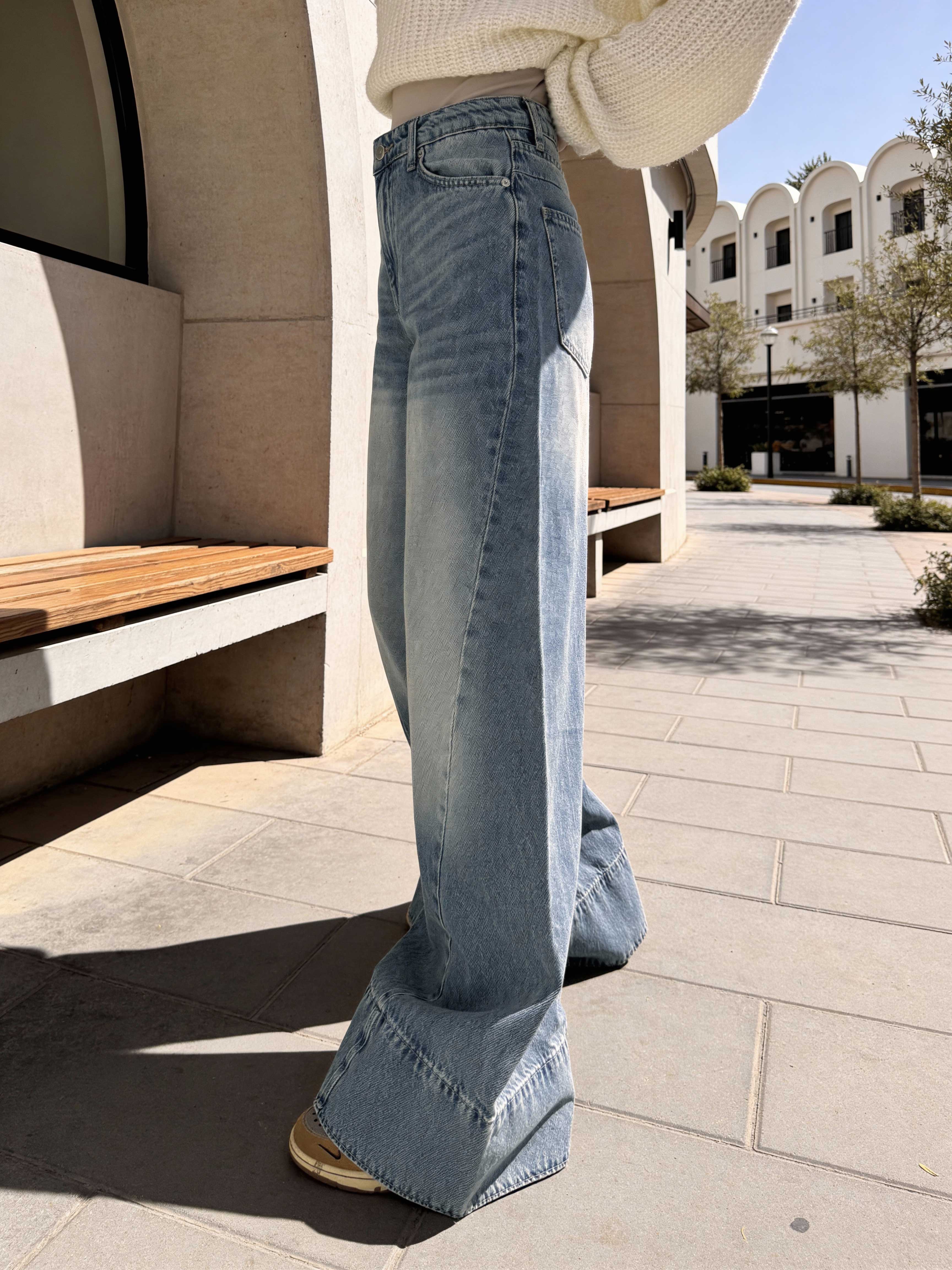 Extreme Wide Leg – High-Waist Light Vintage Blue Jeans