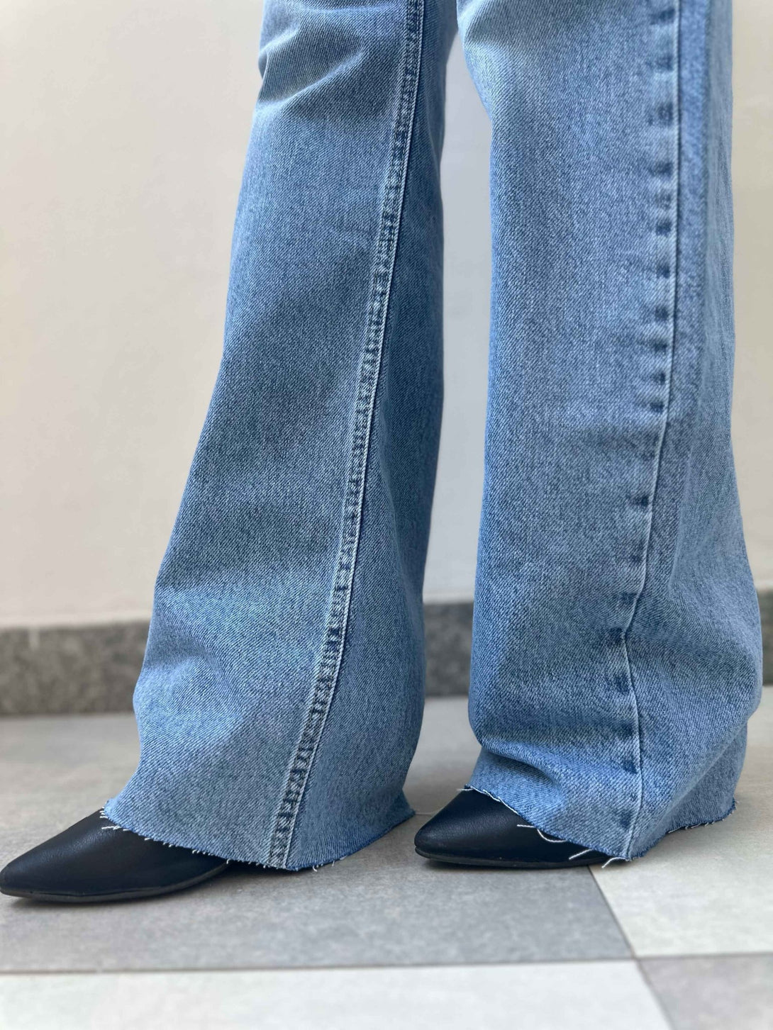 Straight Leg - Light Blue Wash Raw Hems Jeans. Straight Leg CIZARO    - Cizaro Jeans