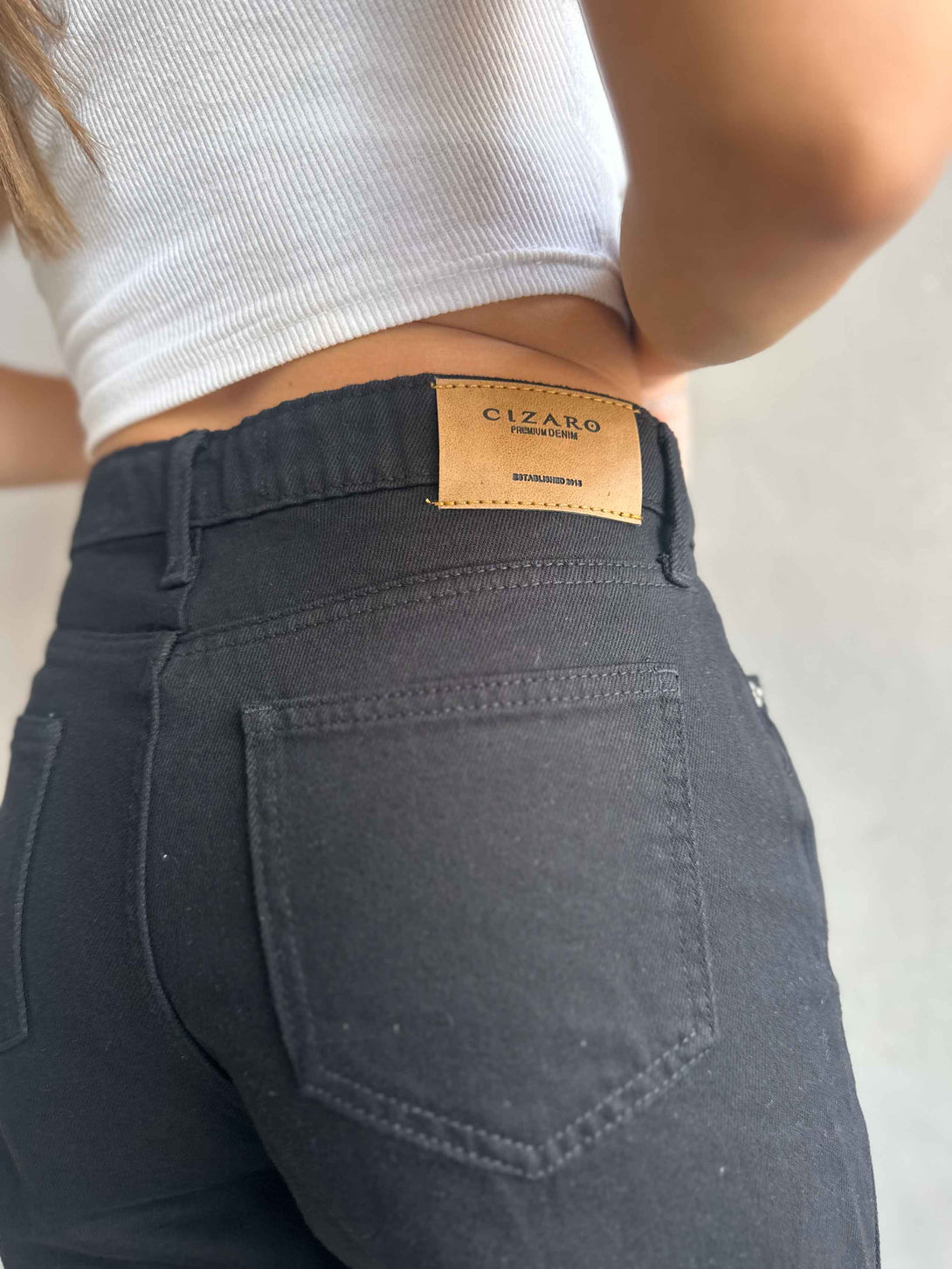 Mom-Fit - High-Waist Black. Mom-Fit CIZARO    - Cizaro Jeans