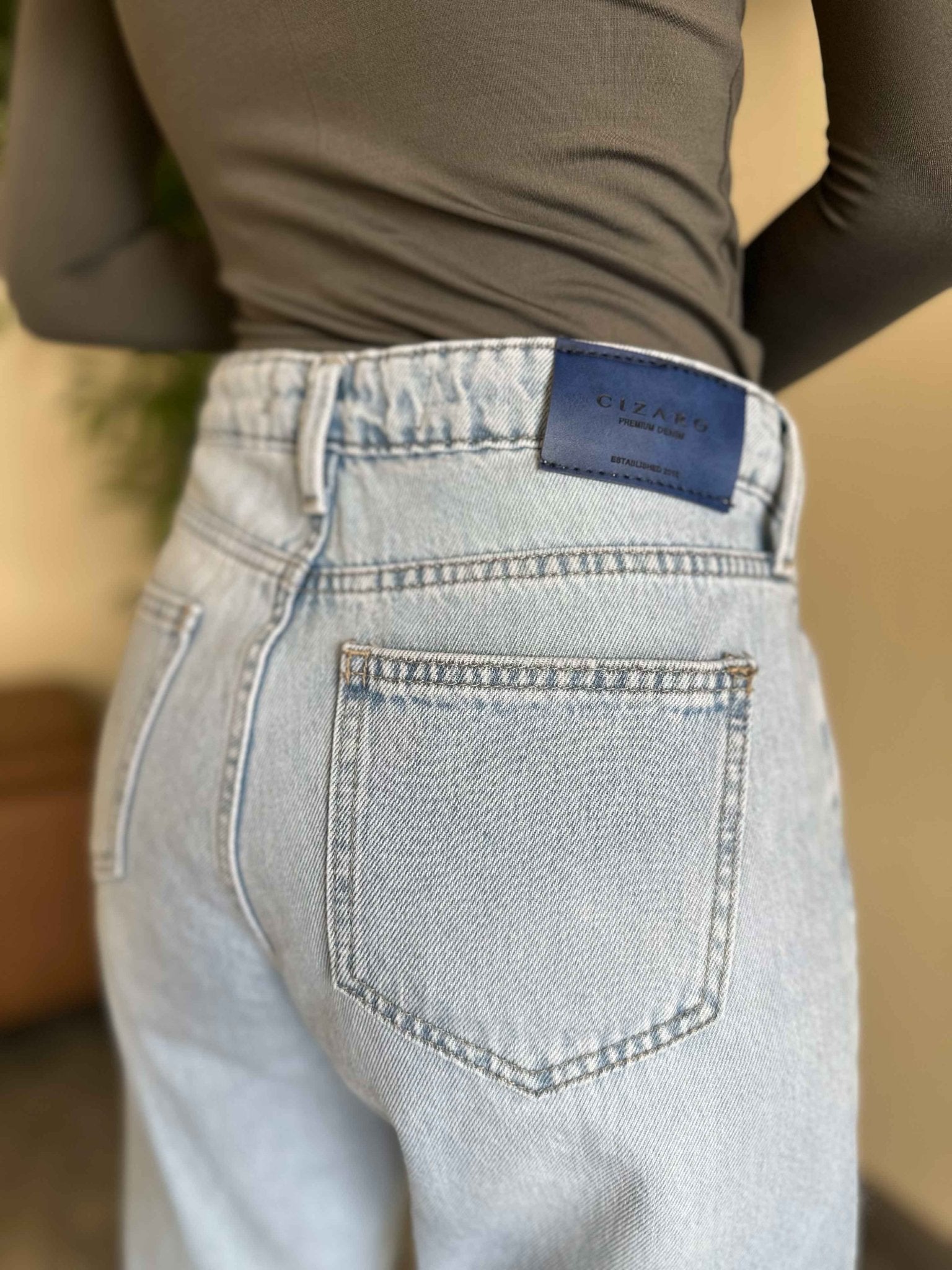 Mom-Fit - Light Iced Wash Jeans. Mom-Fit CIZARO    - Cizaro Jeans