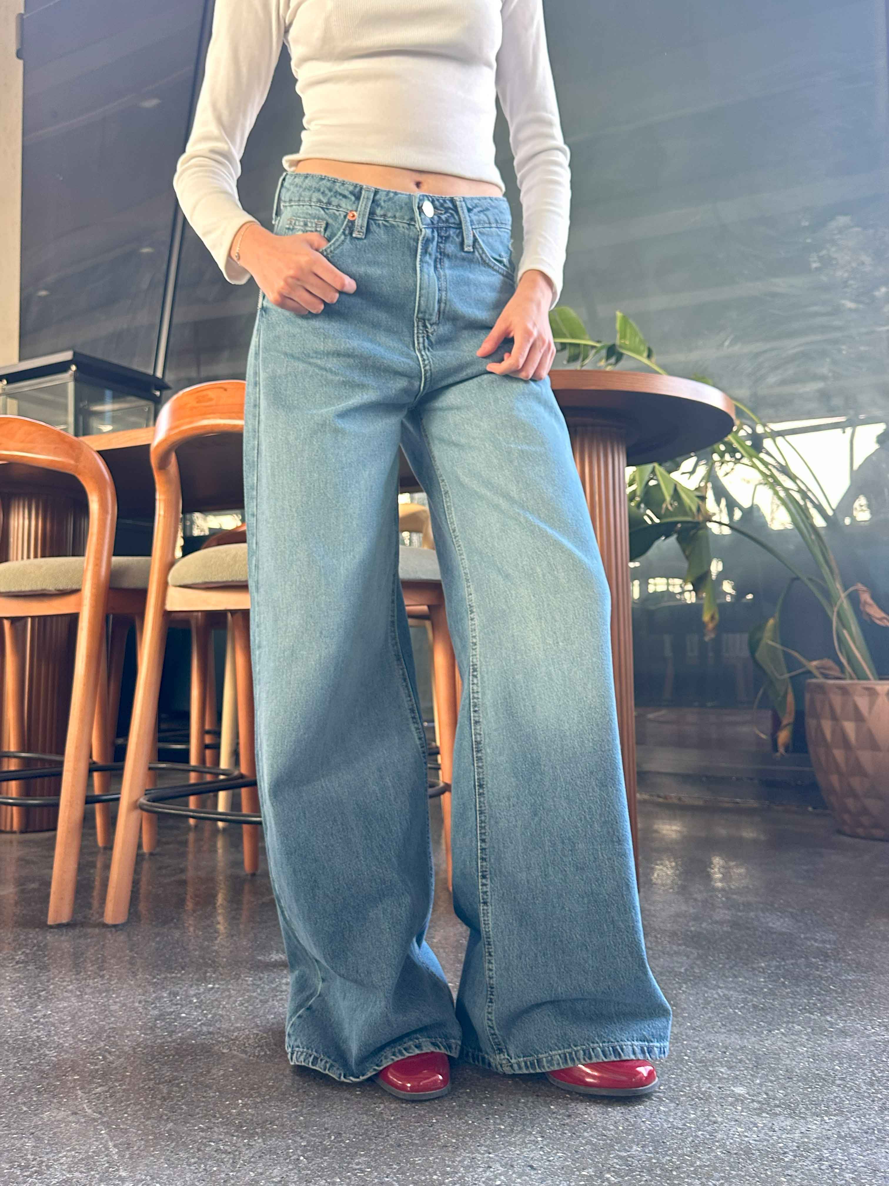 Extreme Wide Leg - Medium Blue Vintage Jeans.