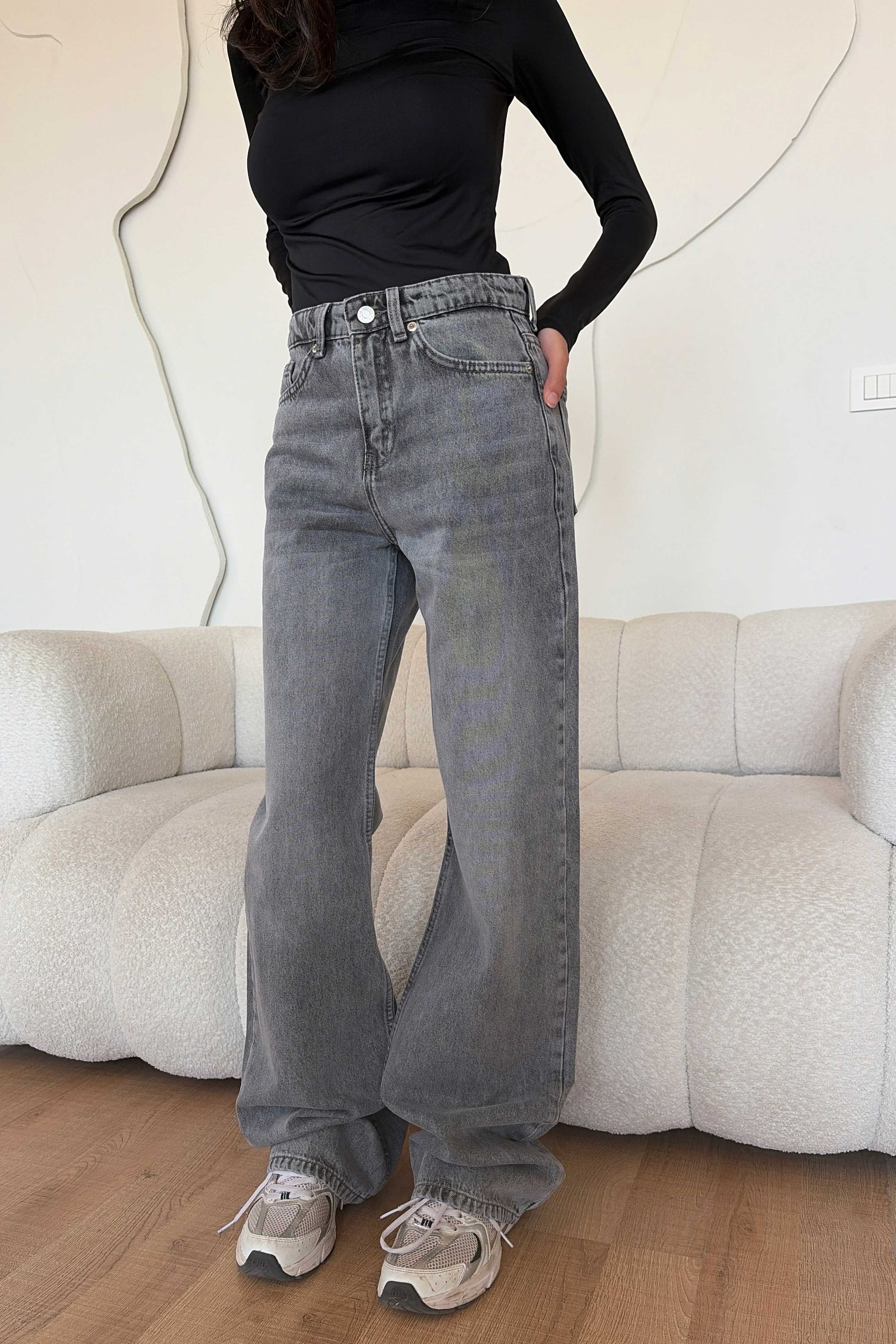 Straight – Mid Rise Mid Grey Washed Jeans