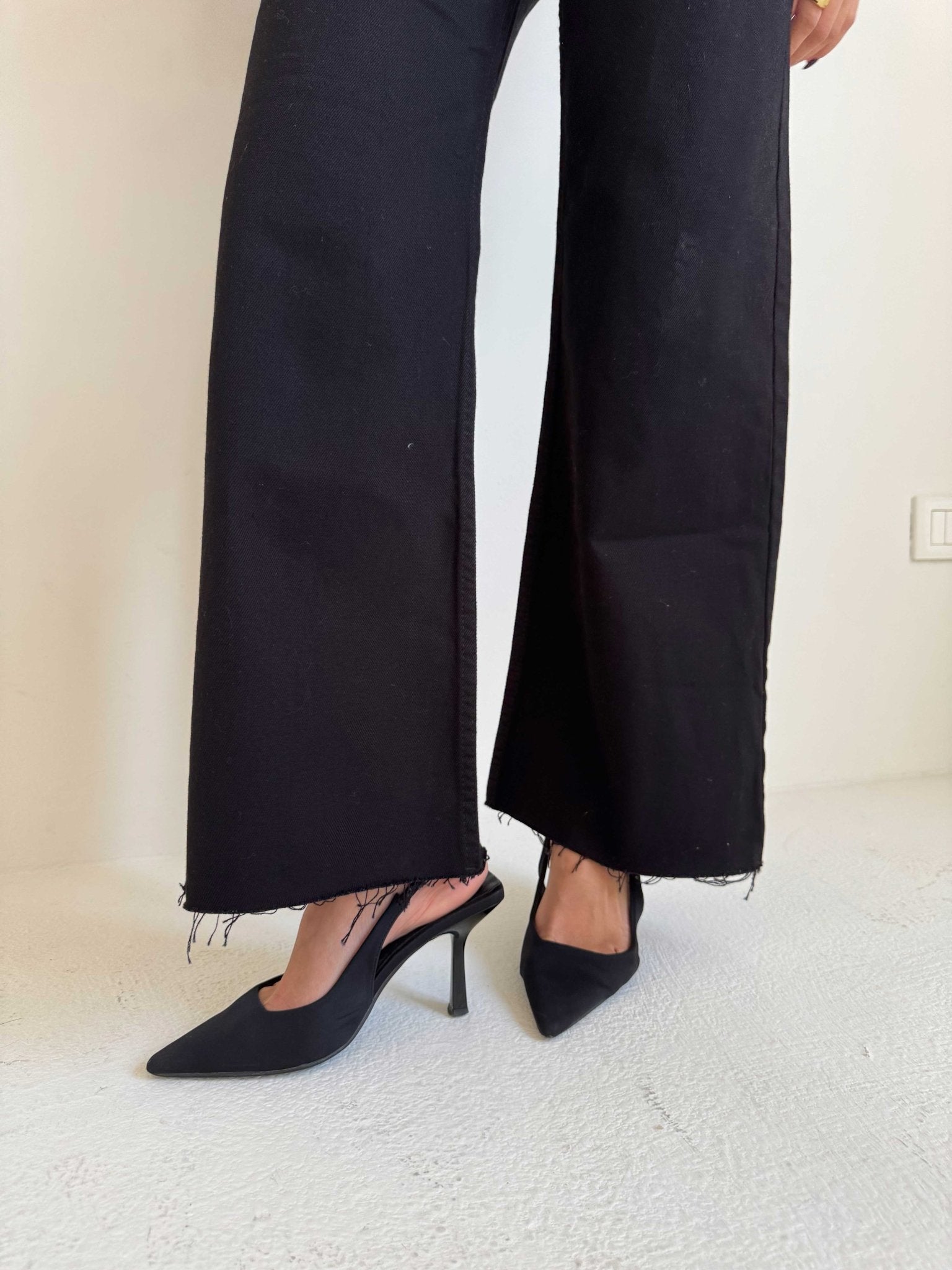 Cropped Wide Leg – Mid Rise Raw Hem Black Jeans wide leg CIZARO - Cizaro Jeans