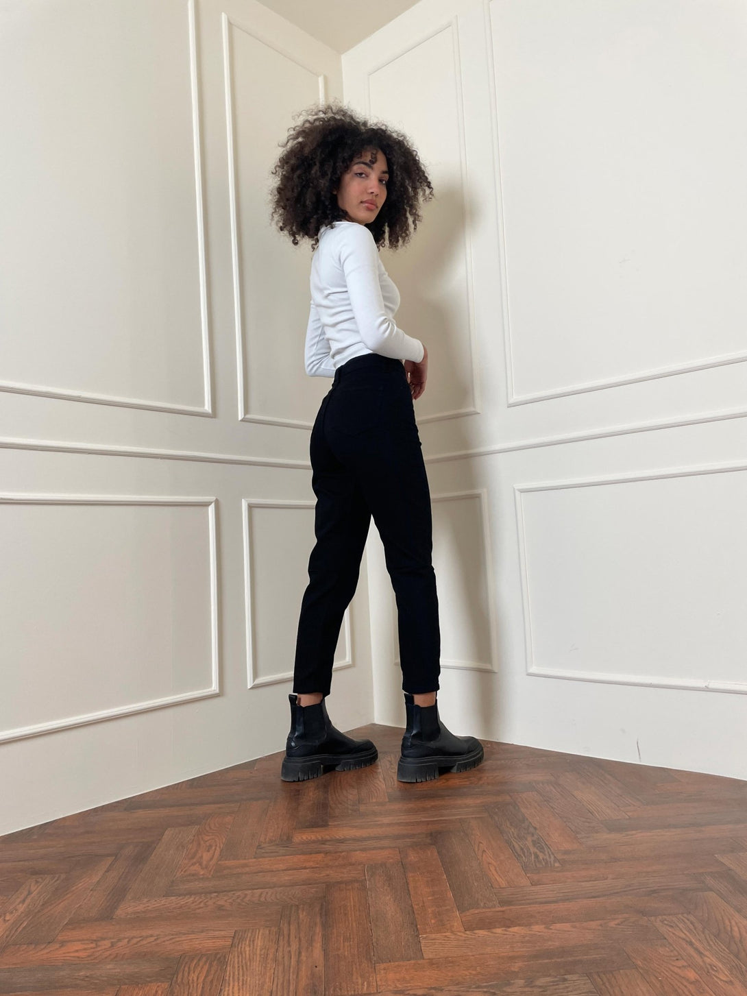 High-Waist Black Mom-Fit Jeans. Mom-Fit BADRSH    - Cizaro Jeans